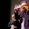 Jens Meurer beim Fotografieren mit der Polaroid-Kamera © Günther Ahner/HDF