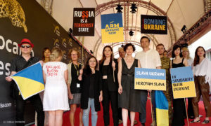 Auf dem roten Teppich beim Filmfestival von Locarno zeigt das Team von "Das Hamlet-Syndrom" Flagge für die Ukraine © Joshua Sternlicht