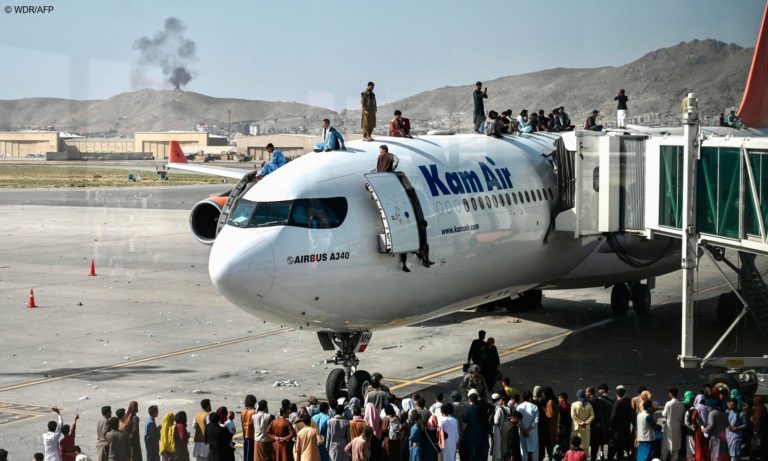 Menschen stehen auf Flugzeug Kabul