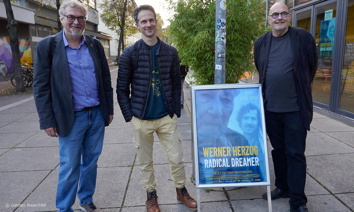 KAy Hoffmann, Thomas von Steinaecker und Goggo Gensch vor dem Atelier am Bollwerk am 31.10.2022